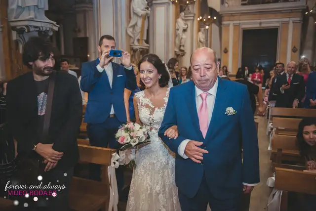 novia entrando a la iglesia