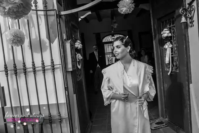 novia esperando al coche de la boda