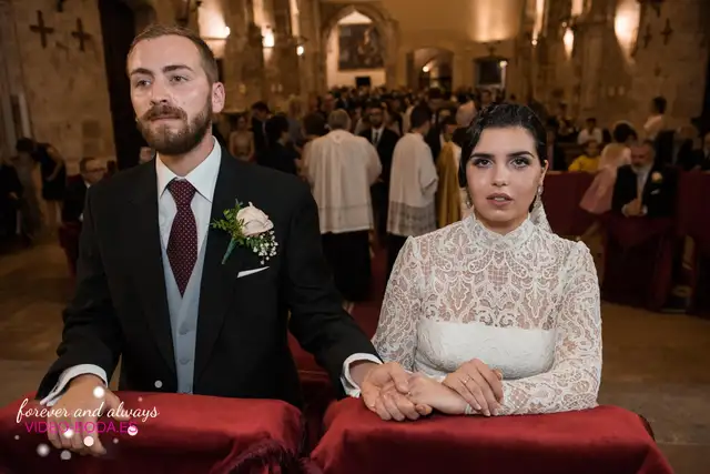 fotografía salida de la iglesia novios