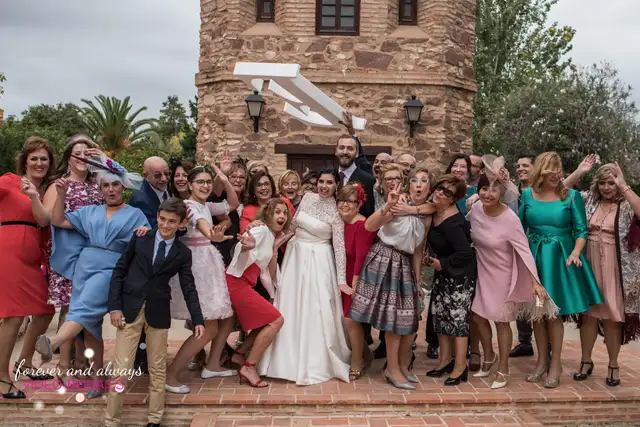 novios cortando la tata e jardines la cartuja