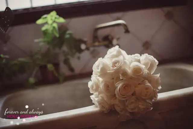 fotografia novia saliendo de casa a la ceremonia