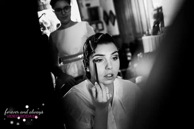 fotografía general vistiendo a la novia la madre