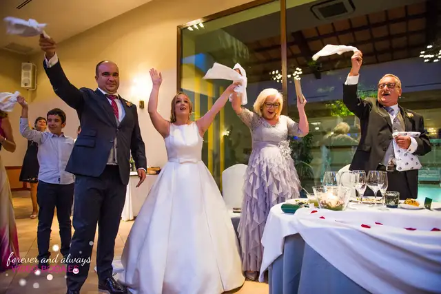Cena, regalos y celebración de Paula y Adrián en Jardín de Azahares