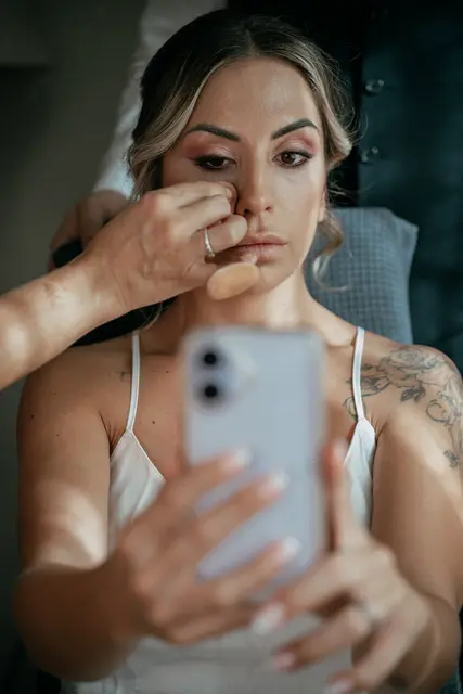 angela maquillaje novia revisando movil