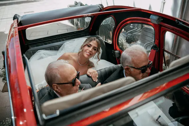 Boda de Ángela y Fernando en Bodegas Emilio Clemente Salida / Entrada
