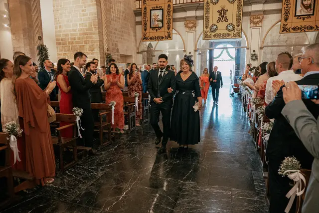 Boda de Ángela y Fernando en Bodegas Emilio Clemente Salida / Entrada