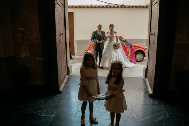 Boda de Ángela y Fernando en Bodegas Emilio Clemente Salida / Entrada