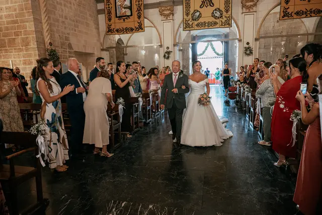 Boda de Ángela y Fernando en Bodegas Emilio Clemente Salida / Entrada portada