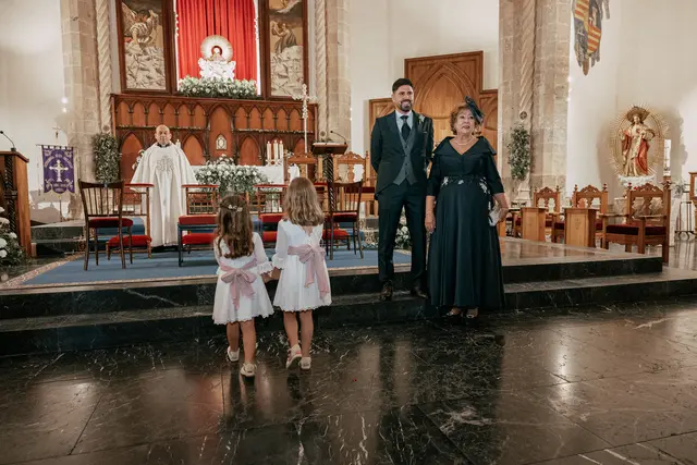Boda de Ángela y Fernando en Bodegas Emilio Clemente Salida / Entrada
