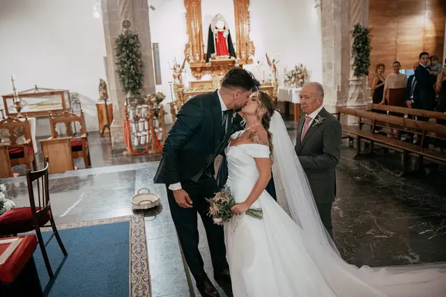 Boda de Ángela y Fernando en Bodegas Emilio Clemente Salida / Entrada portada