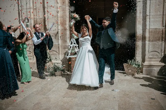 Boda de Ángela y Fernando en Bodegas Emilio Clemente portada salida ceremonia