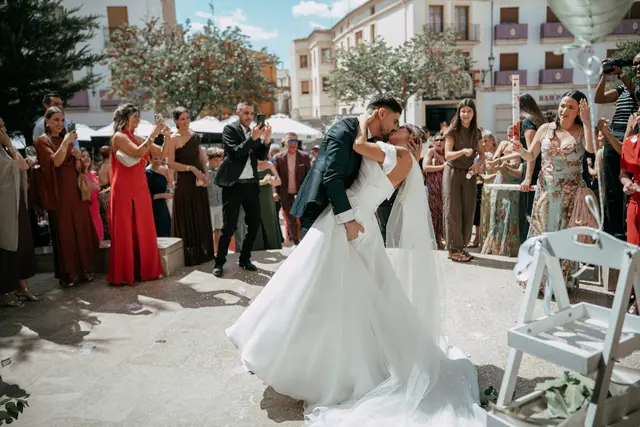 Boda de Ángela y Fernando en Bodegas Emilio Clemente salida ceremonia