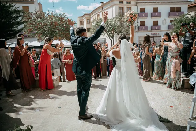 Boda de Ángela y Fernando en Bodegas Emilio Clemente portada salida ceremonia