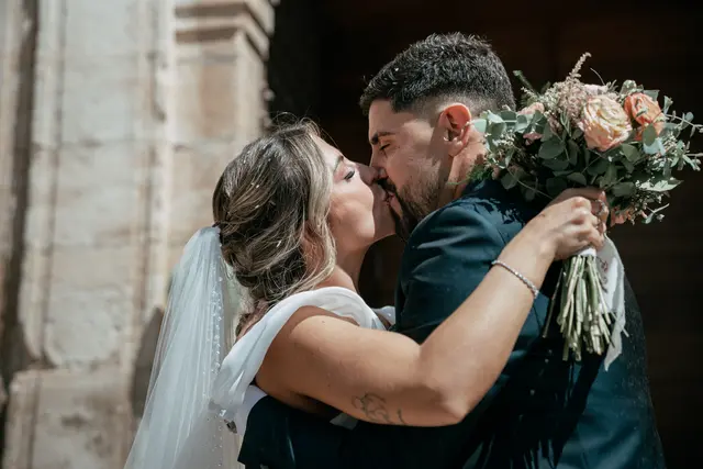 Boda de Ángela y Fernando en Bodegas Emilio Clemente salida ceremonia