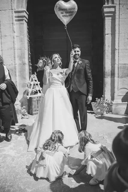 Boda de Ángela y Fernando en Bodegas Emilio Clemente portada salida ceremonia