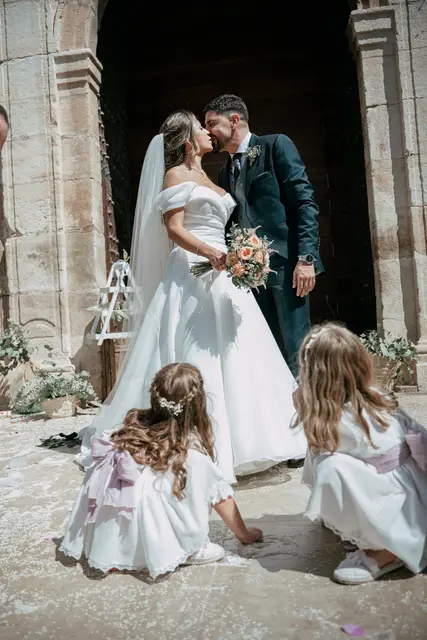 Boda de Ángela y Fernando en Bodegas Emilio Clemente salida ceremonia