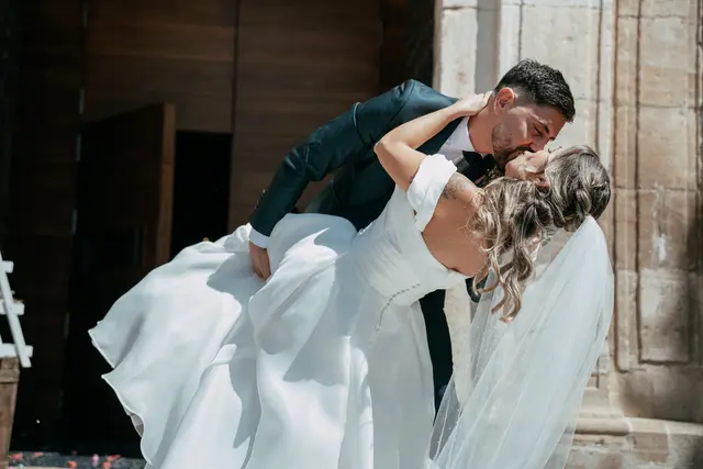 Boda de Ángela y Fernando en Bodegas Emilio Clemente portada salida ceremonia