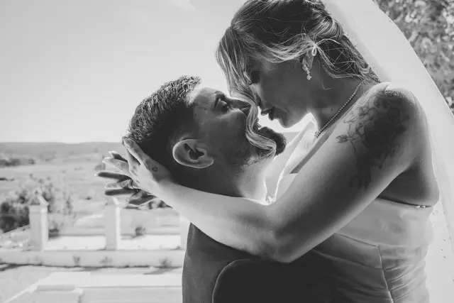 Boda de Ángela y Fernando en Bodegas Emilio Clemente portada sesion pareja