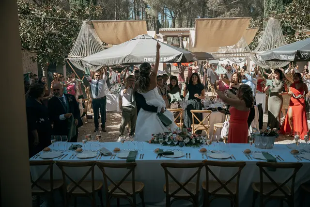 Boda de Ángela y Fernando en Bodegas Emilio Clemente banquete