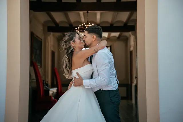 Boda de Ángela y Fernando en Bodegas Emilio Clemente banquete portada
