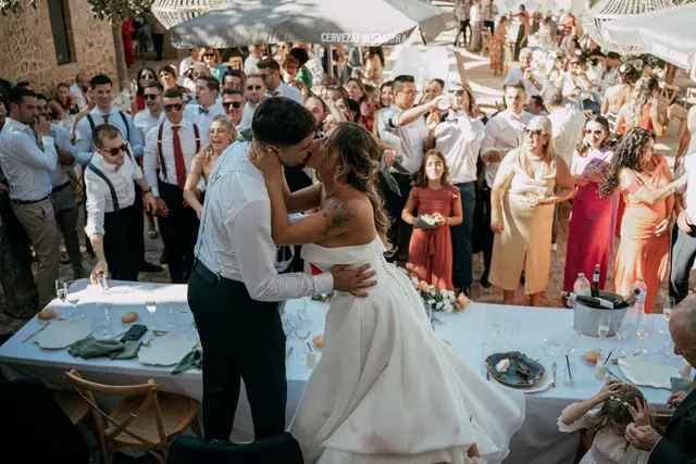Boda de Ángela y Fernando en Bodegas Emilio Clemente banquete portada