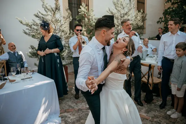 Boda de Ángela y Fernando en Bodegas Emilio Clemente banquete