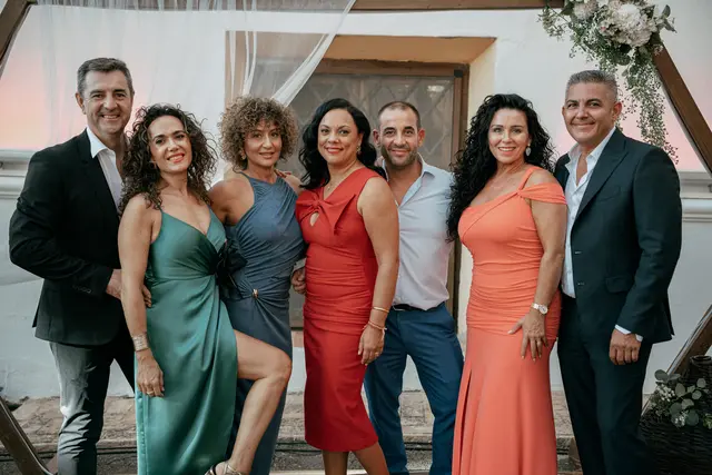 Boda de Ángela y Fernando en Bodegas Emilio Clemente photocall