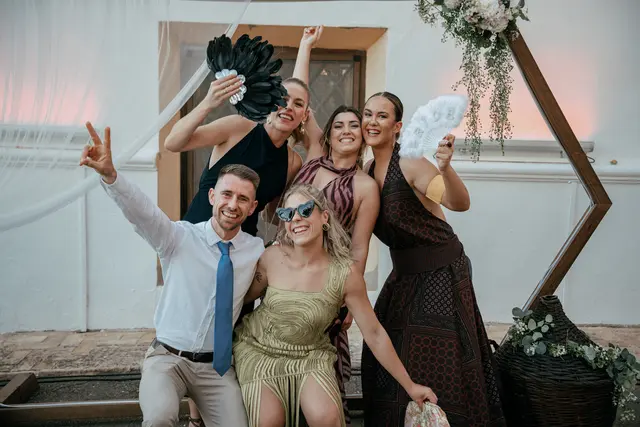 Boda de Ángela y Fernando en Bodegas Emilio Clemente photocall