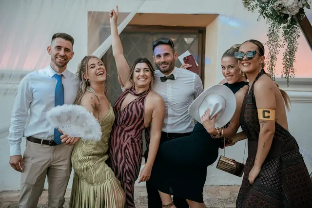 Boda de Ángela y Fernando en Bodegas Emilio Clemente photocall
