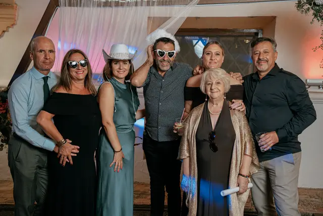 Boda de Ángela y Fernando en Bodegas Emilio Clemente photocall