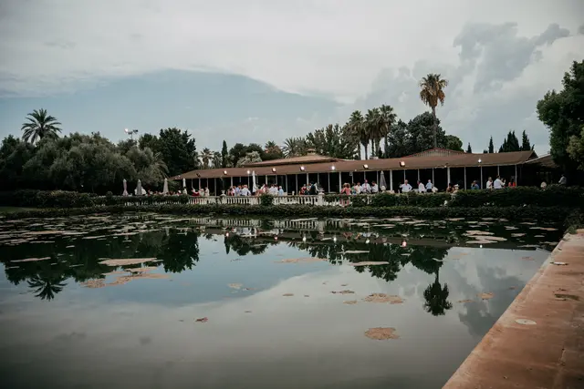 Boda de Anna y Daniel en Jardines La Cartuja ceremonia grupales