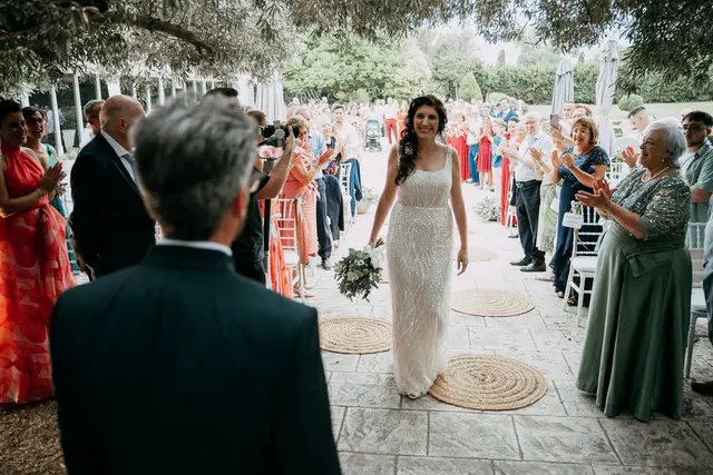 Boda de Anna y Daniel en Jardines La Cartuja ceremonia portada