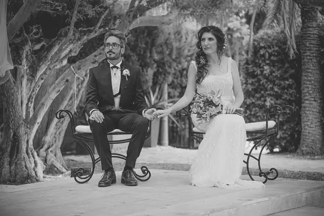 Boda de Anna y Daniel en Jardines La Cartuja ceremonia portada