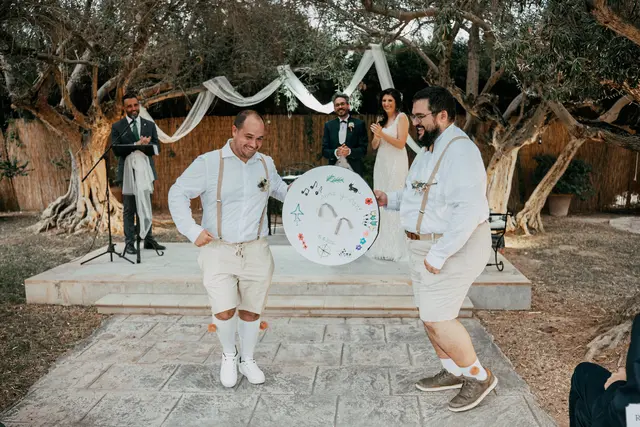 Boda de Anna y Daniel en Jardines La Cartuja ceremonia portada