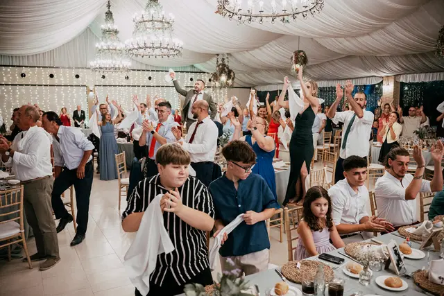 Boda de Anna y Daniel en Jardines La Cartuja banquete