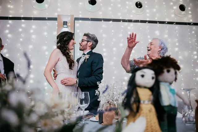 Boda de Anna y Daniel en Jardines La Cartuja banquete