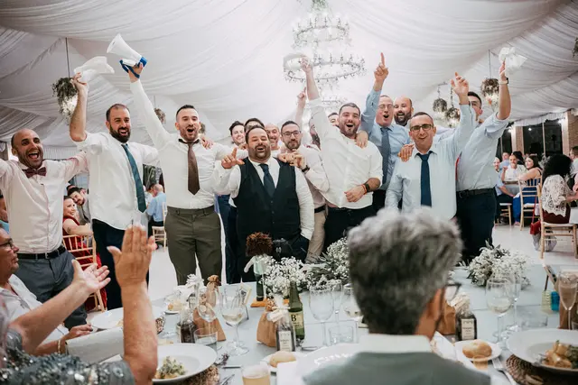 Boda de Anna y Daniel en Jardines La Cartuja banquete