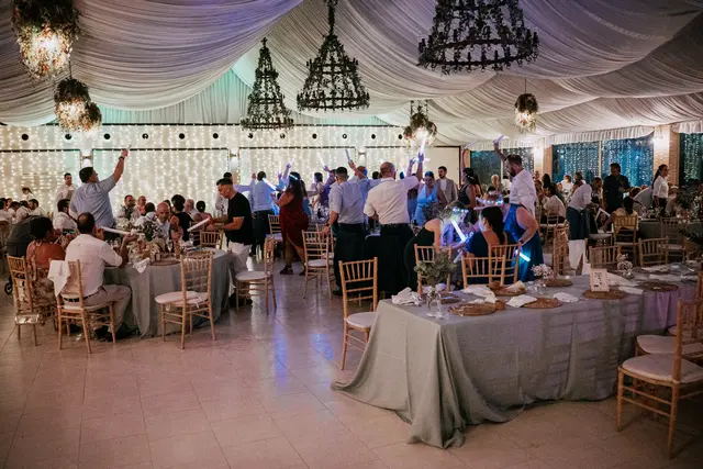Boda de Anna y Daniel en Jardines La Cartuja banquete