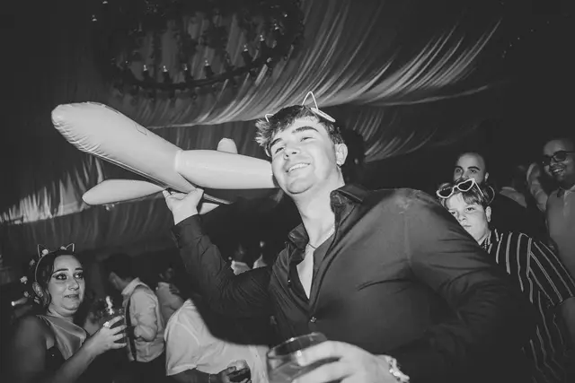 Boda de Anna y Daniel en Jardines La Cartuja fiesta portada