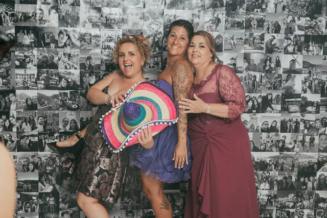 Boda de Anna y Daniel en Jardines La Cartuja photocall