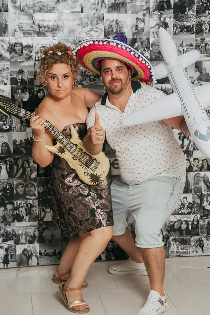 Boda de Anna y Daniel en Jardines La Cartuja photocall