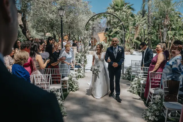 Boda de Célia y Fran en L’Hort de la Vila por Va de Novias. Salida / Entrada ceremonia