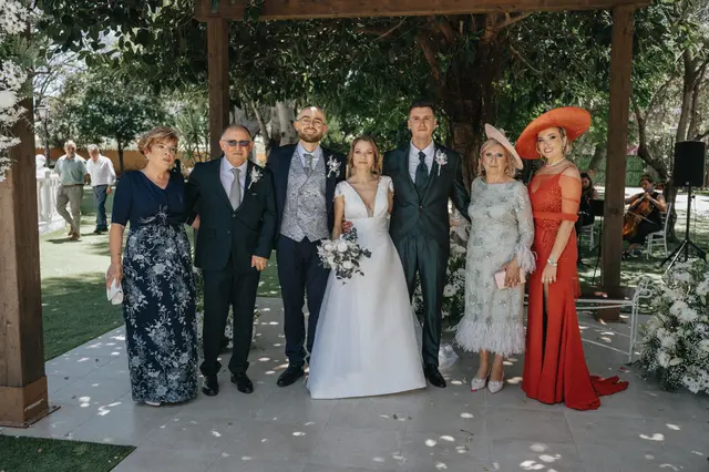 Boda de Célia y Fran en L’Hort de la Vila por Va de Novias. grupales
