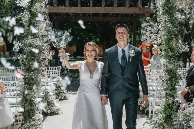 Boda de Célia y Fran en L’Hort de la Vila por Va de Novias. portada salida ceremonia