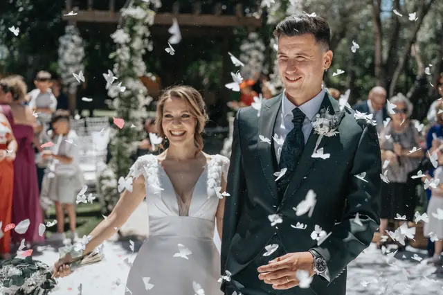 Boda de Célia y Fran en L’Hort de la Vila por Va de Novias. salida ceremonia