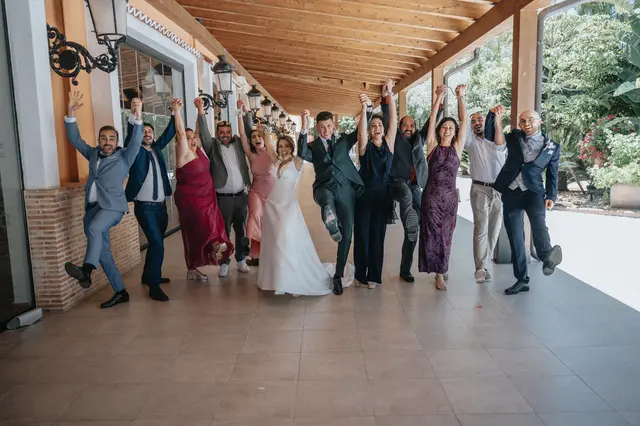 Boda de Célia y Fran en L’Hort de la Vila por Va de Novias. coctel grupales