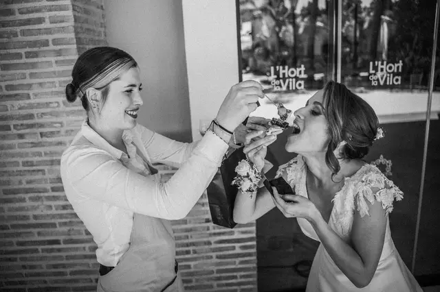 Boda de Célia y Fran en L’Hort de la Vila por Va de Novias. coctel divertidas