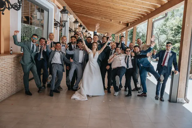 Boda de Célia y Fran en L’Hort de la Vila por Va de Novias. divertidas grupales portada
