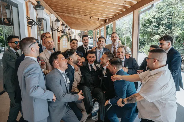 Boda de Célia y Fran en L’Hort de la Vila por Va de Novias. divertidas grupales