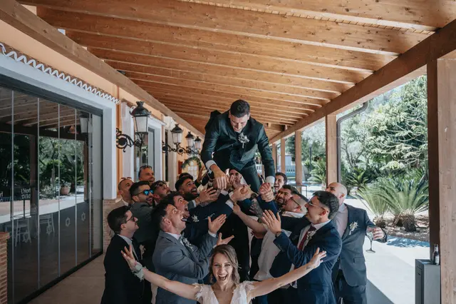 Boda de Célia y Fran en L’Hort de la Vila por Va de Novias. divertidas grupales